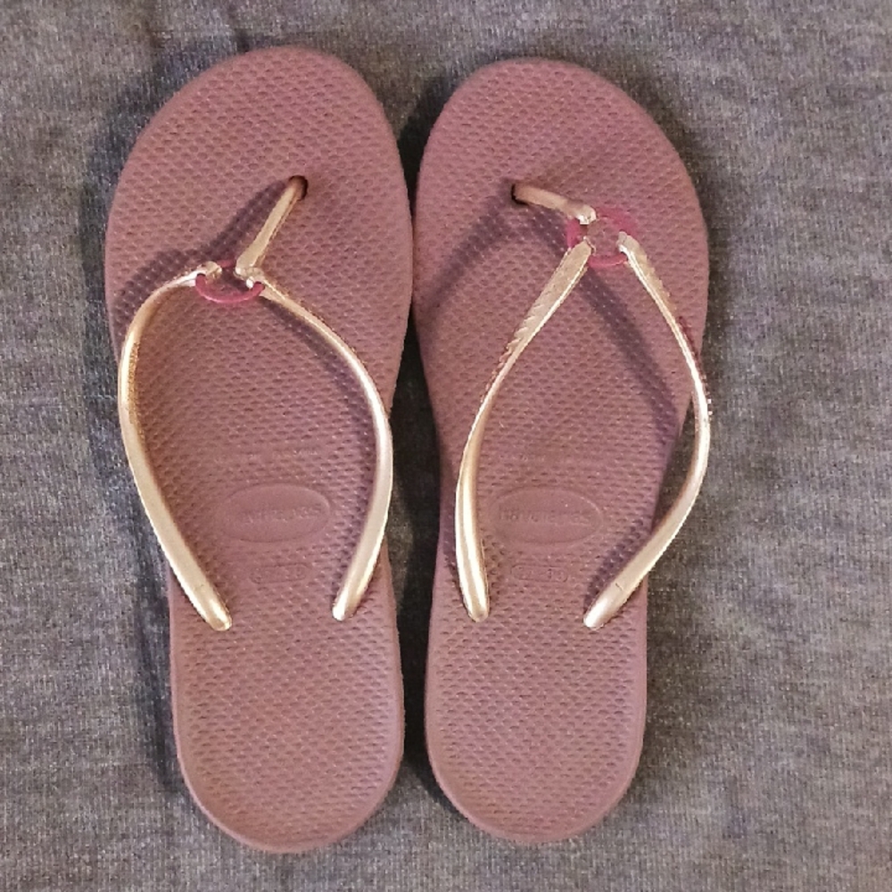 Havaianas Women's Mauve Flip Flops with Metallic Gold Straps